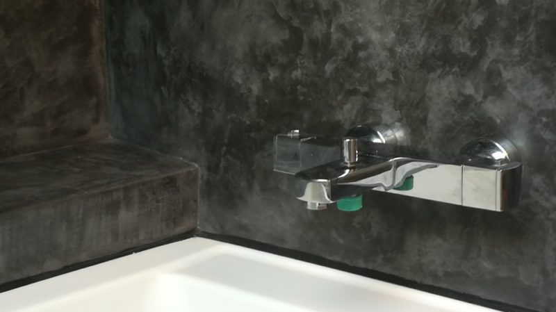 salle de bain coin baignoire en béton ciré sceno beton by dg batiment verneuil sur avre